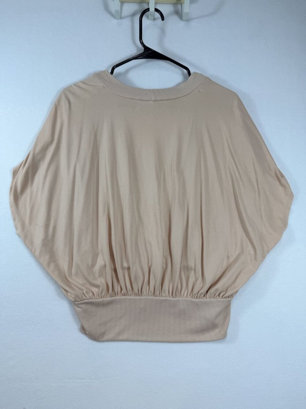 BCBGMAXAZRIA Women’s M Beige Surplice Dolman Sleeve Banded Hem Blouse - Picture 14 of 15